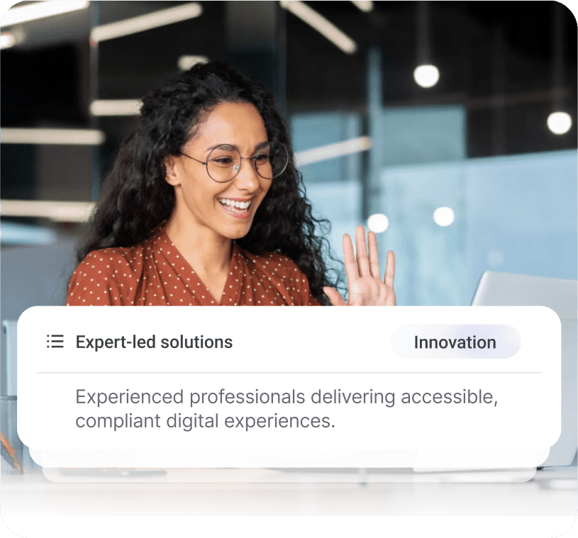 Donna con capelli ricci e occhiali al computer portatile, con testo sovrapposto sulle soluzioni digitali accessibili guidate da esperti.